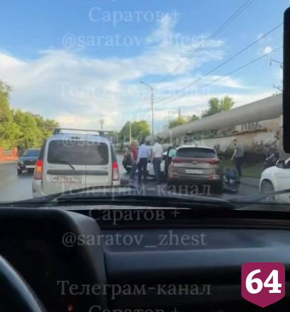 В Саратове водитель «Жигулей» пострадал в ДТП с кроссовером